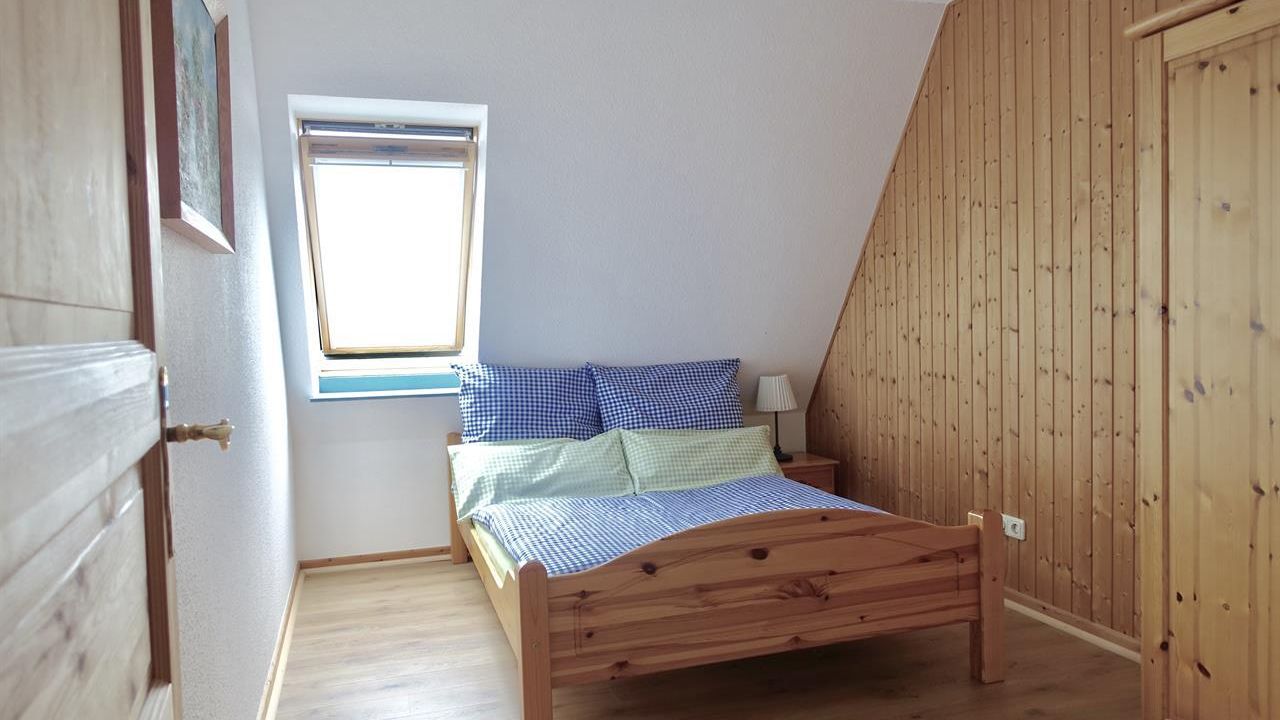 Schlafzimmer 2 (OG) Schlafzimmer 2 (OG)